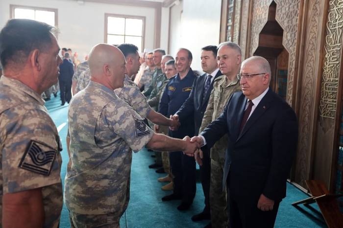 Bakan Güler, Kurban Bayramı’nda Mehmetçikle Bir Araya Geldi