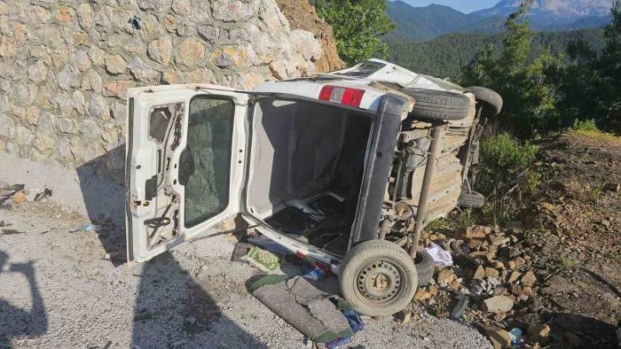 Manavgat’ta Hafif Ticari Araç Devrildi, Sürücü Ağır Yaralandı