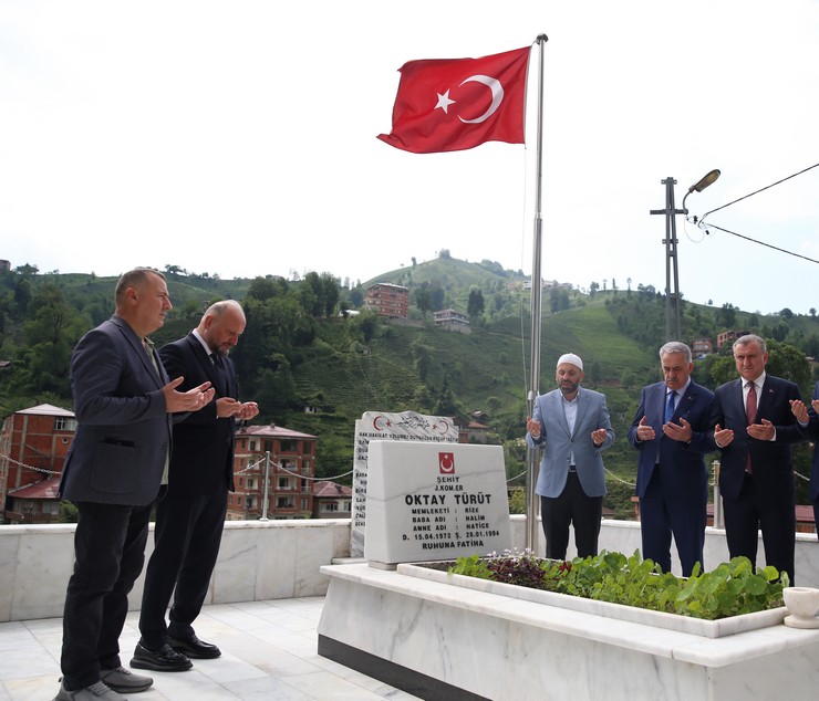 bakan-bak-ve-yazici-daha-sonra-sehit-oktay-turutun-merkeze-bagli-ambarlik-koyundeki-mezarini-ziyaret-etti-2-001.jpg