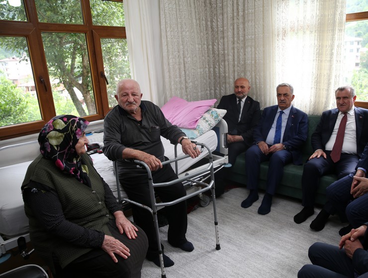 bakan-bak-ve-yazici-daha-sonra-sehit-oktay-turutun-merkeze-bagli-ambarlik-koyundeki-mezarini-ziyaret-etti-4-001.jpg