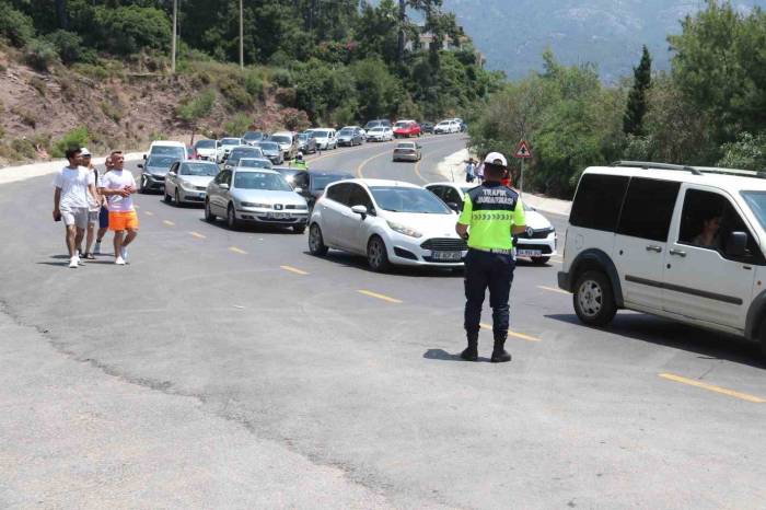 Ölüdeniz’de Bayram Yoğunluğu; Trafik Kitlendi, Plajlar Doldu