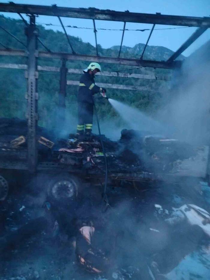 Çorum’da Tırın Dorsesi Alev Alev Yandı