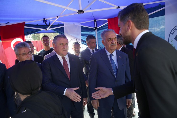genclik-ve-spor-bakani-bak-ile-ak-parti-genel-baskan-yardimcisi-yazici-rizede-vatandaslarla-bayramlasti-1.jpg
