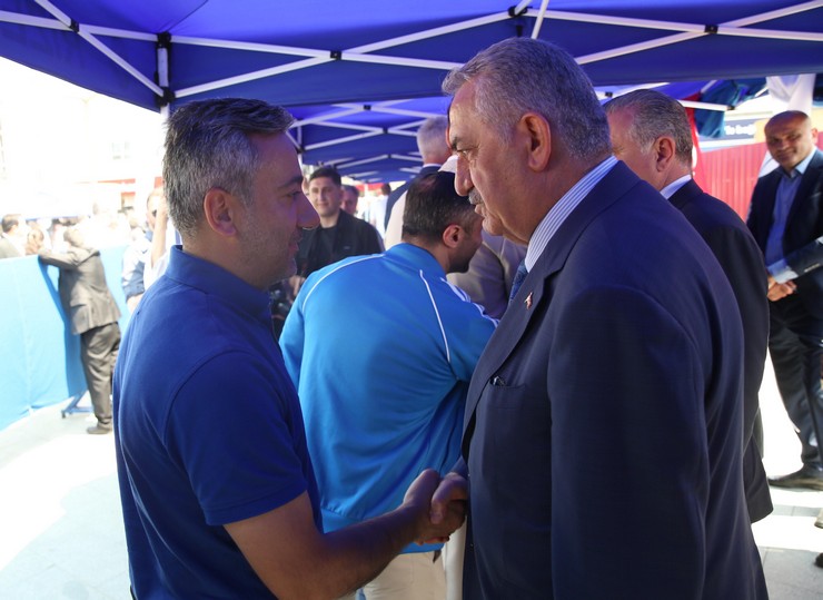 genclik-ve-spor-bakani-bak-ile-ak-parti-genel-baskan-yardimcisi-yazici-rizede-vatandaslarla-bayramlasti-10.jpg