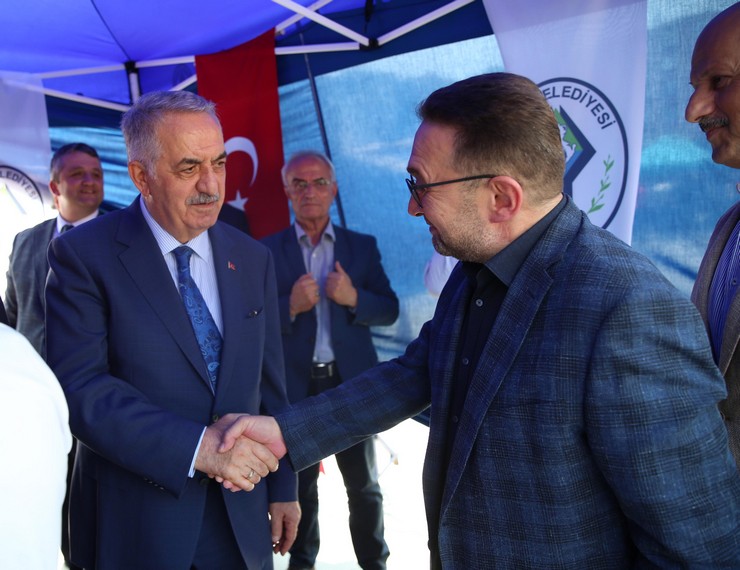 genclik-ve-spor-bakani-bak-ile-ak-parti-genel-baskan-yardimcisi-yazici-rizede-vatandaslarla-bayramlasti-14.jpg