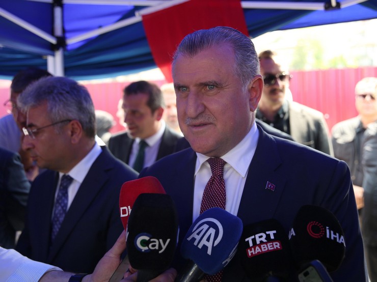 genclik-ve-spor-bakani-bak-ile-ak-parti-genel-baskan-yardimcisi-yazici-rizede-vatandaslarla-bayramlasti-15.jpg