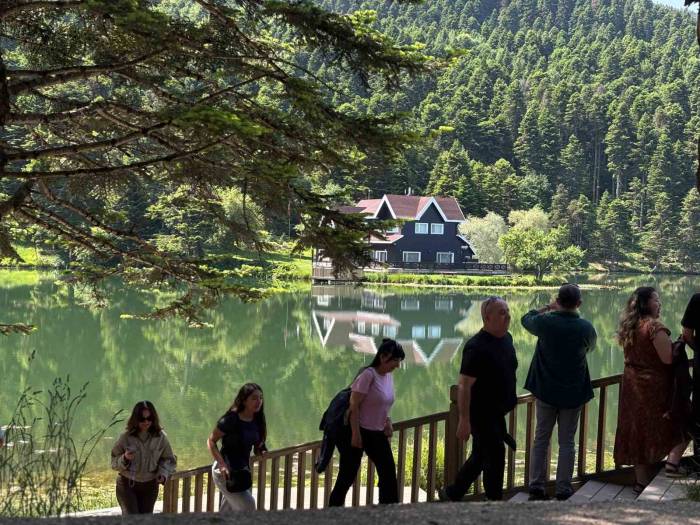 Gölcük Tabiat Parkı Tatilcilerin Akınına Uğradı: "Doğası, Enerjisi Harika"
