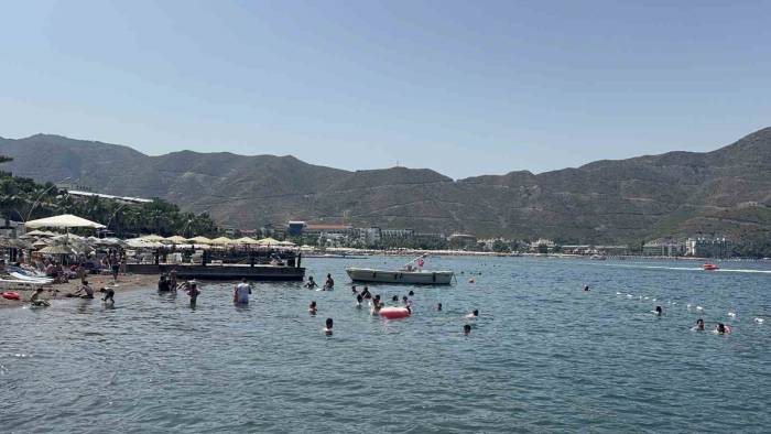 Marmaris’te Bayram Sıcaklığı: Tatilciler Sahillere Akın Etti