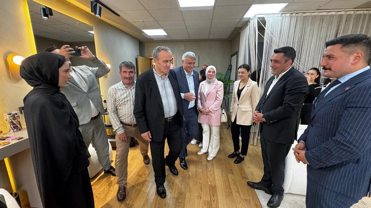 rizeli-genc-girisimci-aysenur-sisman-rizede-guzellik-sektorune-yeni-bir-soluk-getirerek-kendi-adini-tasiyan-aysenur-sisman-make-up-studioyu-gorkemli-bir-torenle-hiz-13.jpg