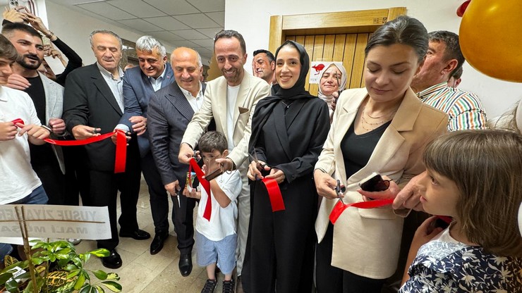 rizeli-genc-girisimci-aysenur-sisman-rizede-guzellik-sektorune-yeni-bir-soluk-getirerek-kendi-adini-tasiyan-aysenur-sisman-make-up-studioyu-gorkemli-bir-torenle-hiz-15.jpg