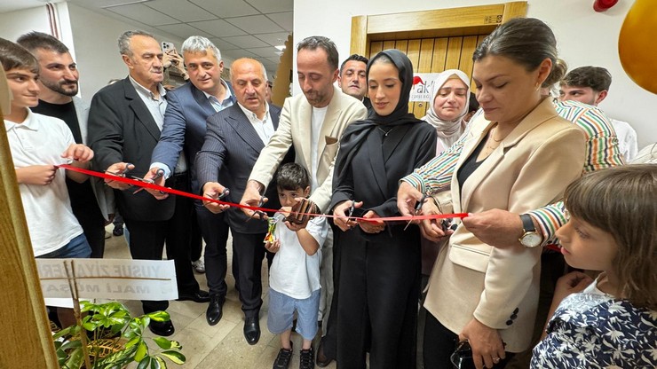 rizeli-genc-girisimci-aysenur-sisman-rizede-guzellik-sektorune-yeni-bir-soluk-getirerek-kendi-adini-tasiyan-aysenur-sisman-make-up-studioyu-gorkemli-bir-torenle-hiz-17.jpg