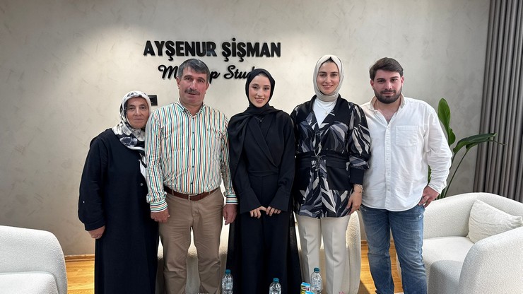 rizeli-genc-girisimci-aysenur-sisman-rizede-guzellik-sektorune-yeni-bir-soluk-getirerek-kendi-adini-tasiyan-aysenur-sisman-make-up-studioyu-gorkemli-bir-torenle-hiz-3.jpg