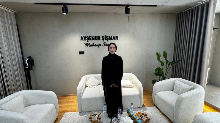 rizeli-genc-girisimci-aysenur-sisman-rizede-guzellik-sektorune-yeni-bir-soluk-getirerek-kendi-adini-tasiyan-aysenur-sisman-make-up-studioyu-gorkemli-bir-torenle-hiz-4.jpg
