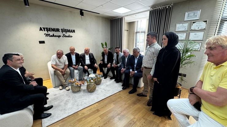 rizeli-genc-girisimci-aysenur-sisman-rizede-guzellik-sektorune-yeni-bir-soluk-getirerek-kendi-adini-tasiyan-aysenur-sisman-make-up-studioyu-gorkemli-bir-torenle-hiz-6.jpg