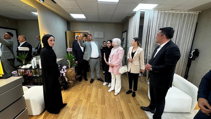 rizeli-genc-girisimci-aysenur-sisman-rizede-guzellik-sektorune-yeni-bir-soluk-getirerek-kendi-adini-tasiyan-aysenur-sisman-make-up-studioyu-gorkemli-bir-torenle-hiz-9.jpg