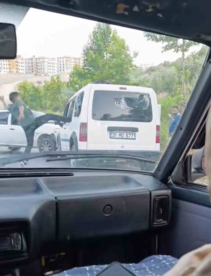 Hayrete Düşüren Görüntü: Kaza Yaptıkları Araçtakilere Korku Dolu Anlar Yaşattılar