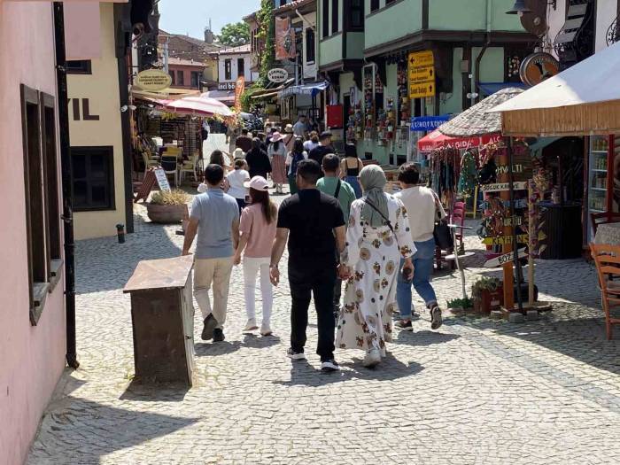 Turistler Bayram Tatilinde Tarihi Odunpazarı Evleri’ni Ziyaret Etti