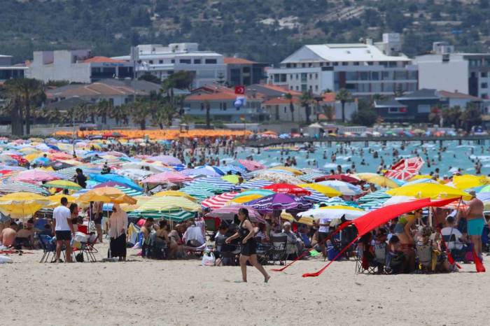 Çeşme’de Plajlar Doldu Taştı Nüfus 1 Milyonu Geçti