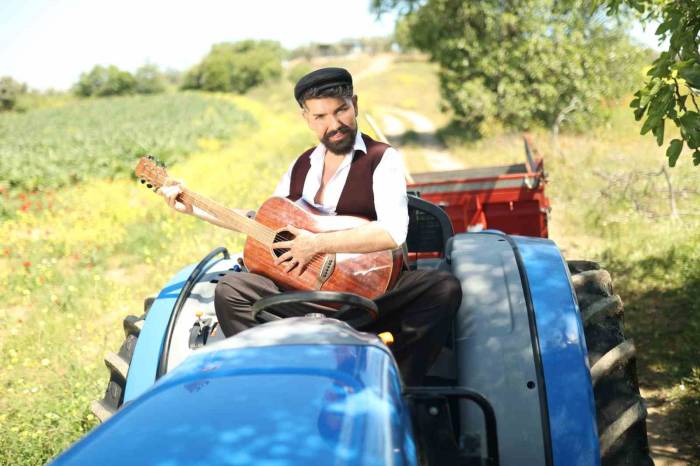 Mehmet Çevik’ten Yazın Bombası: "Lingo Lingo Şişeler"