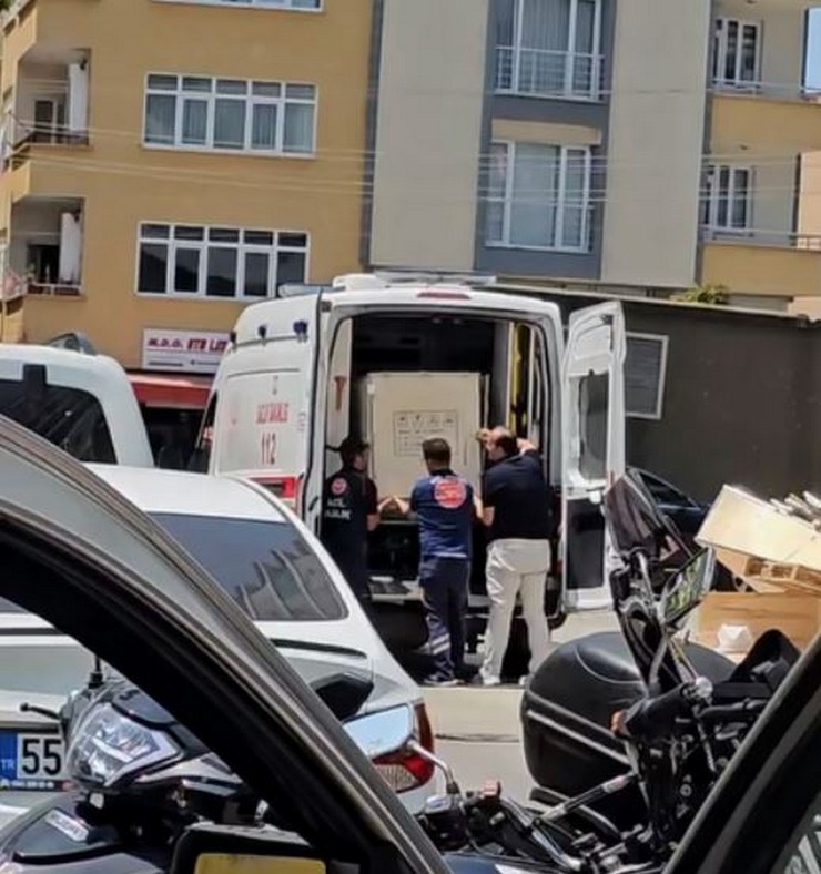 samsunun-canik-ilcesinde-saglik-calisanlarinin-ambulansin-sedye-bolumune-dolap-yuklendigi-anlar-cevredekiler-tarafindan-cep-telefonu-kamerasiyla-kaydedildi-3.jpg