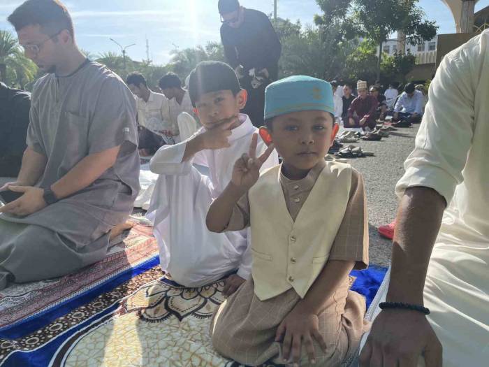 Tayland’da Müslümanlar Bayram Namazında Saf Tuttu