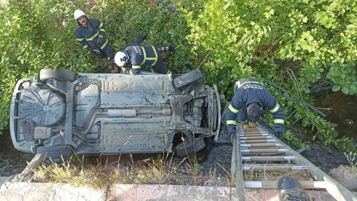 Otomobil Dereye Düştü: 1 Yaralı