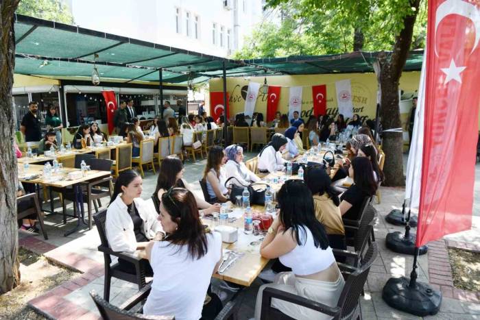 Tunceli Valisi Aygöl’den Memleketine Gidemeyen Üniversitelilere Bayram Jesti