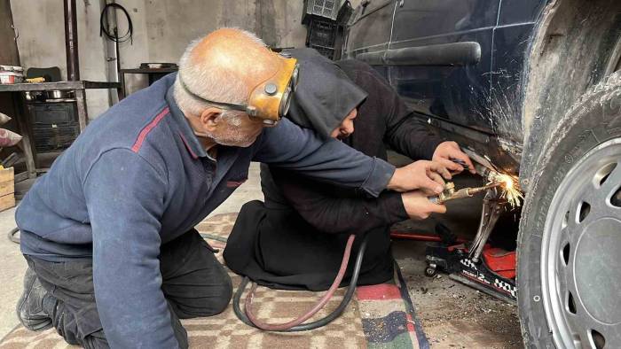 40 Yıllık Eşinin Dağ Gibi Arkasında Durdu: Sanayinin Tek Kadın Çırağı 25 Yıldır Usta Eşine Çıraklık Yapıyor
