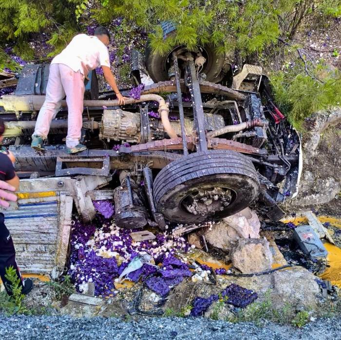 Antalya’da Yumurta Yüklü Kamyon Devrildi: 1 Ölü