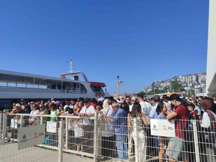 Bayramın Son Gününde Adalar İskelesi’nde Yoğunluk Oluştu