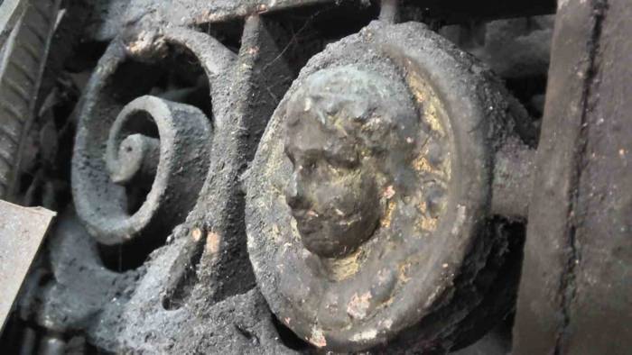 Antika Avcıları Ve Papazlar, Bu Kapının Peşini Bırakmıyor