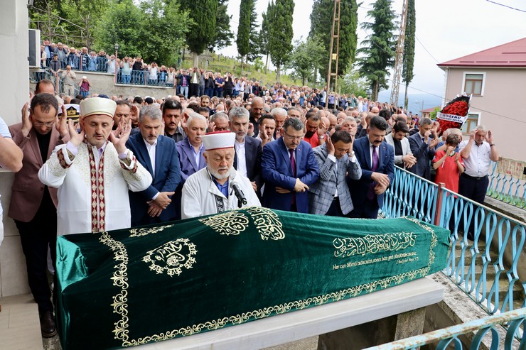 trabzonun-akcaabat-ilcesindeki-selde-kaybolan-ve-cenazesi-dun-sera-golunde-bulunan-huseyin-aydin-topraga-verildi-1.jpg