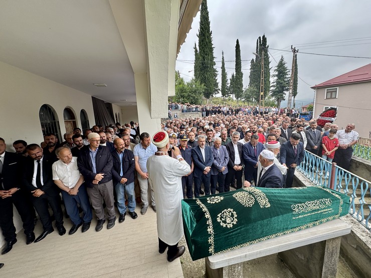 trabzonun-akcaabat-ilcesindeki-selde-kaybolan-ve-cenazesi-dun-sera-golunde-bulunan-huseyin-aydin-topraga-verildi-3.jpg