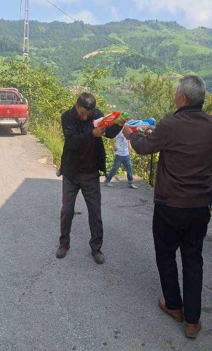 Trabzon’da Gülümseten Anlar: Amcaların Su Savaşı