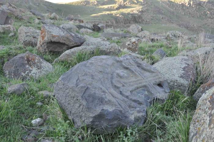Kars’ta Haçlı Mezar Taşları Dikkat Çekiyor
