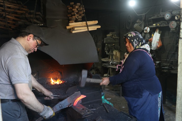 rizede-47-yillik-demirci-ustasi-ramazan-varelci-babasinin-yaninda-cirak-olarak-basladigi-meslegine-esinin-destegiyle-devam-ediyor-1.jpg