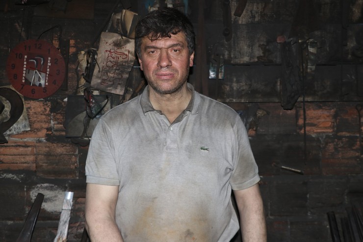 rizede-47-yillik-demirci-ustasi-ramazan-varelci-babasinin-yaninda-cirak-olarak-basladigi-meslegine-esinin-destegiyle-devam-ediyor-2.jpg