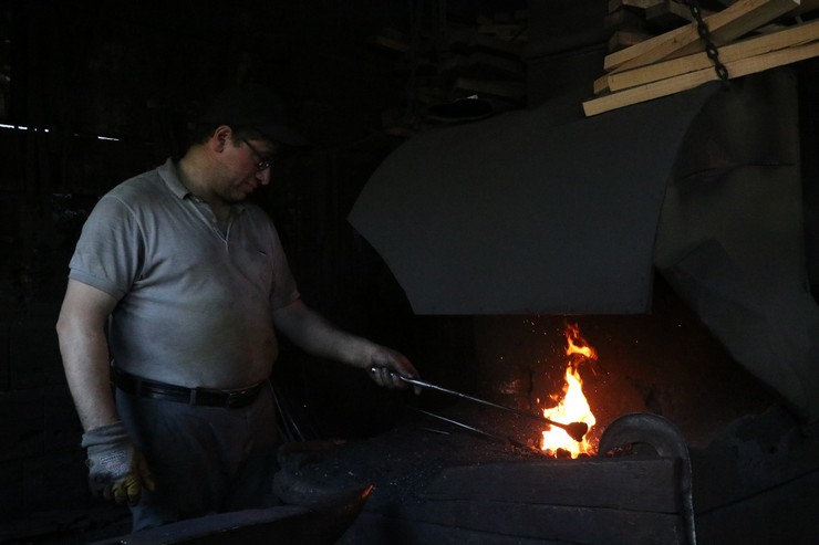 rizede-47-yillik-demirci-ustasi-ramazan-varelci-babasinin-yaninda-cirak-olarak-basladigi-meslegine-esinin-destegiyle-devam-ediyor-3.jpg