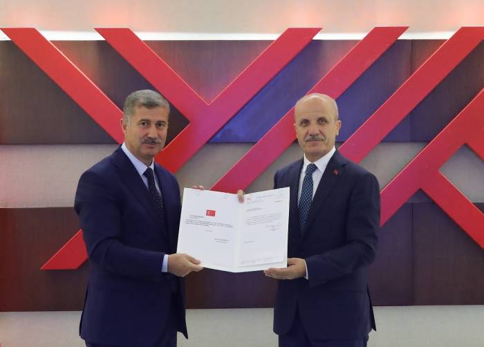 Aiçü Rektörü Prof. Dr. İlhami Gülçin, Rektörlük Mazbatasını Aldı