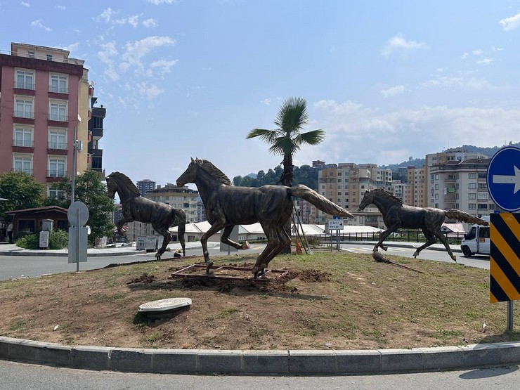 rizenin-atmeydani-mahallesine-dosma-rize-belediyesi-tarafindan-3-adet-at-heykeli-yerlestirildi-5.jpg
