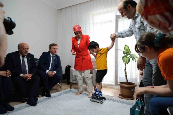 Bakan Göktaş, Depremde Tüm Ailesini Kaybeden Çocuğu Ziyaret Etti