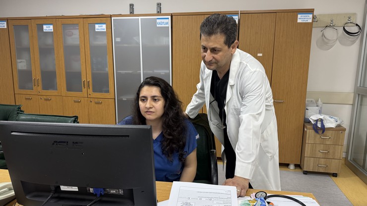 karadeniz-teknik-universitesi-ktu-farabi-hastanesinde-gorevli-prof-dr-atila-turkyilmaz-ile-kizi-asistan-dr-caglasu-turkyilmaz-ayni-hastanede-hayat-kurtarmak-icin.jpg