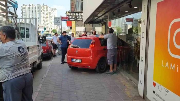 Otomobil Mağazaya Daldı, Sürücü Kazayı Yara Almadan Atlattı