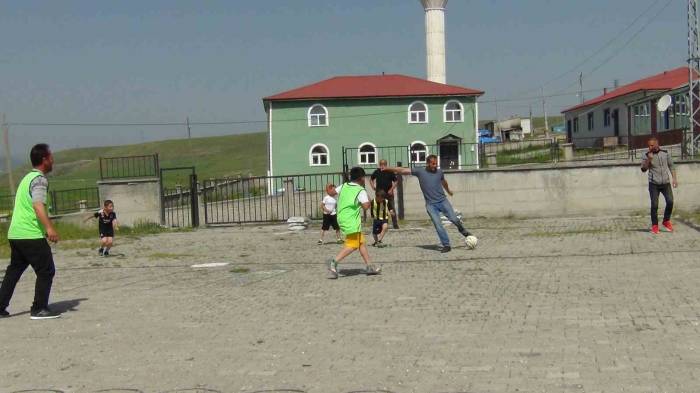 Kars’ta ’babalar Günü’ Futbol Coşkusuyla Kutlandı