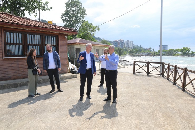 rize-belediye-baskani-rahmi-metin-alipasa-halk-plajini-inceledi-3.jpg