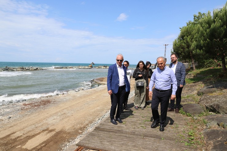 rize-belediye-baskani-rahmi-metin-alipasa-halk-plajini-inceledi-9.jpg