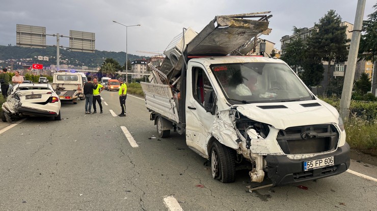 rize-kent-merkezinde-karadeniz-sahil-yolu-uzerinde-ayni-istikamette-seyreden-iki-aracin-carpismasi-sonucu-maddi-hasarli-bir-trafik-kazasi-meydana-geldi-1.jpg