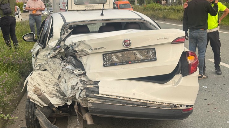 rize-kent-merkezinde-karadeniz-sahil-yolu-uzerinde-ayni-istikamette-seyreden-iki-aracin-carpismasi-sonucu-maddi-hasarli-bir-trafik-kazasi-meydana-geldi-2.jpg