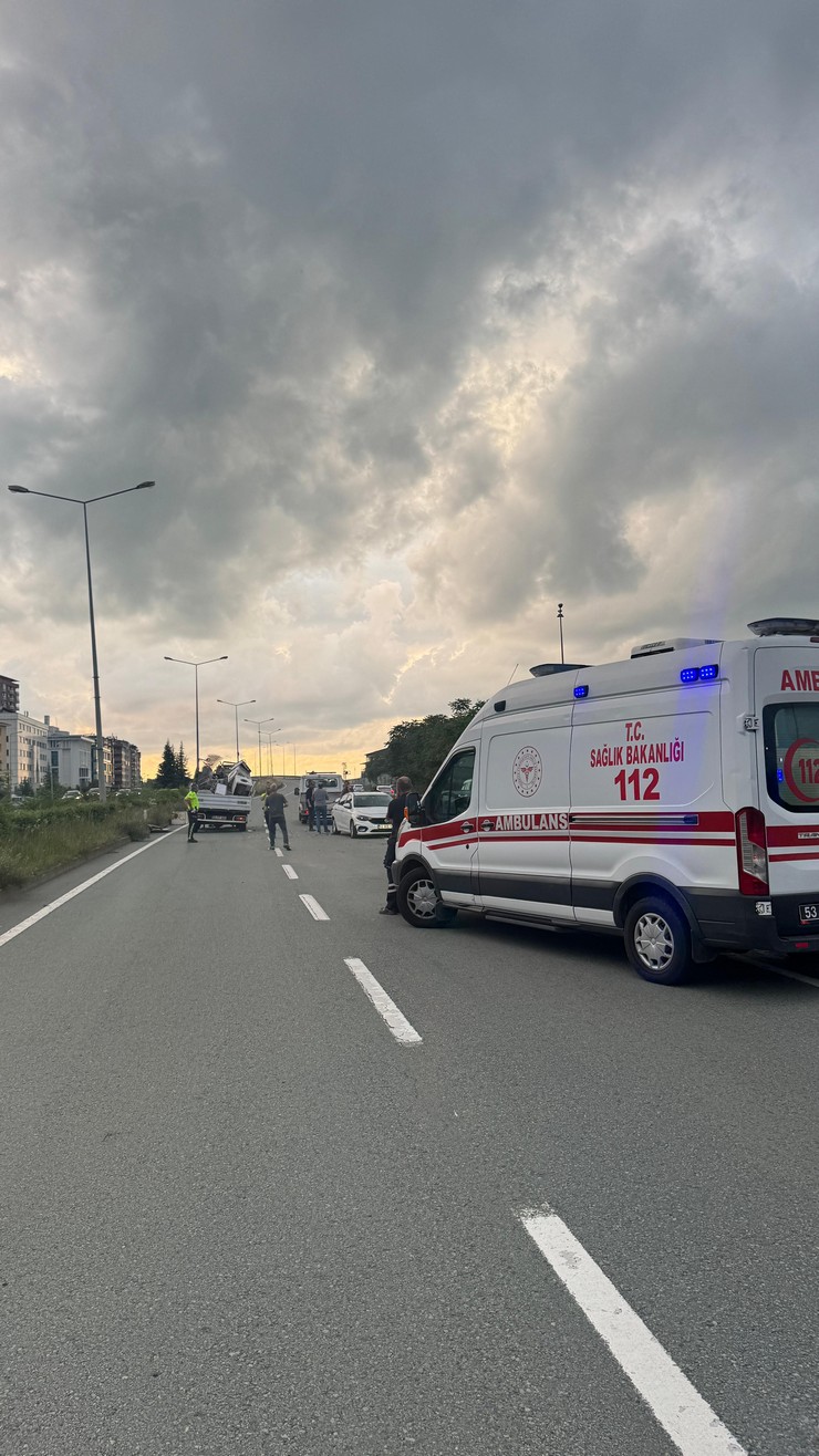 rize-kent-merkezinde-karadeniz-sahil-yolu-uzerinde-ayni-istikamette-seyreden-iki-aracin-carpismasi-sonucu-maddi-hasarli-bir-trafik-kazasi-meydana-geldi-3.jpg