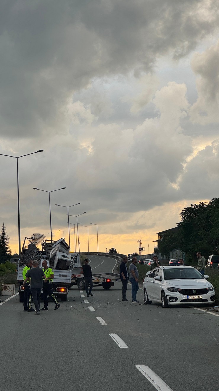 rize-kent-merkezinde-karadeniz-sahil-yolu-uzerinde-ayni-istikamette-seyreden-iki-aracin-carpismasi-sonucu-maddi-hasarli-bir-trafik-kazasi-meydana-geldi-4.jpg